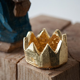 Holzskulpturen mit Gold-Krone