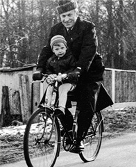 Albrecht Klink mit seinem Vater auf dem Fahrrad