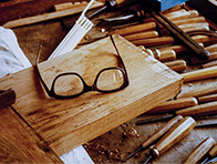 Atelier des Vaters, mit Brille, Isenburg