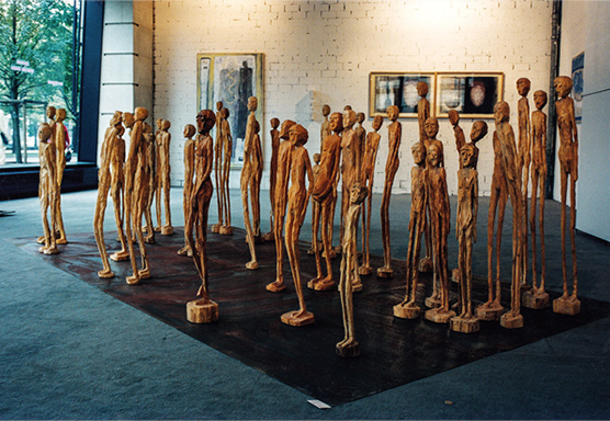 Human Space, 50 Holzskulpturen auf Stahlplatte, 1998