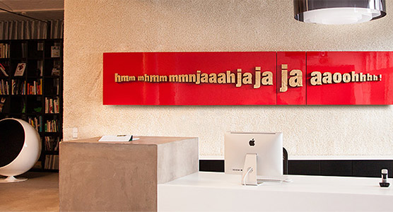 jajaJA, Holzbuchstaben aus Eiche, 2013